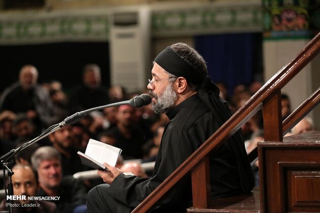 عزاداری شب عاشورا در حسینیه امام خمینی با حضور رهبری، قاسم سلیمانی، مقتدی صدر، احمدی‌نژاد