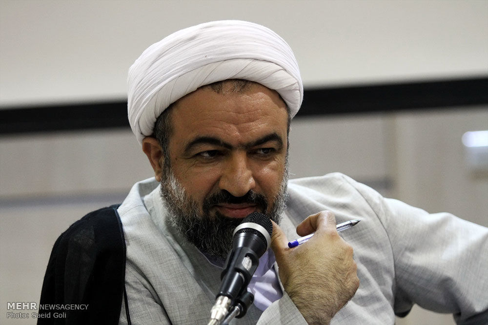 بنر نصب شده در جایگاه سخنرانی پزشکیان واکنش برانگیز شد/ رسایی:  شاید هدف طراحان کاهش حساسیت نسبت به حجاب است