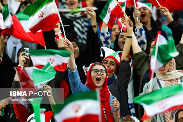 منتخب تصاویر نخستین حضور قانونی زنان ایرانی در ورزشگاه آزادی