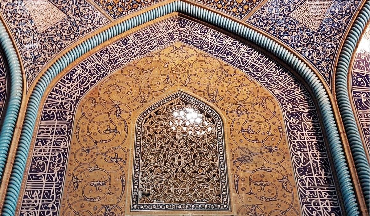 کاشیهای چینی جایگزین کتیبههای فارسی شدند