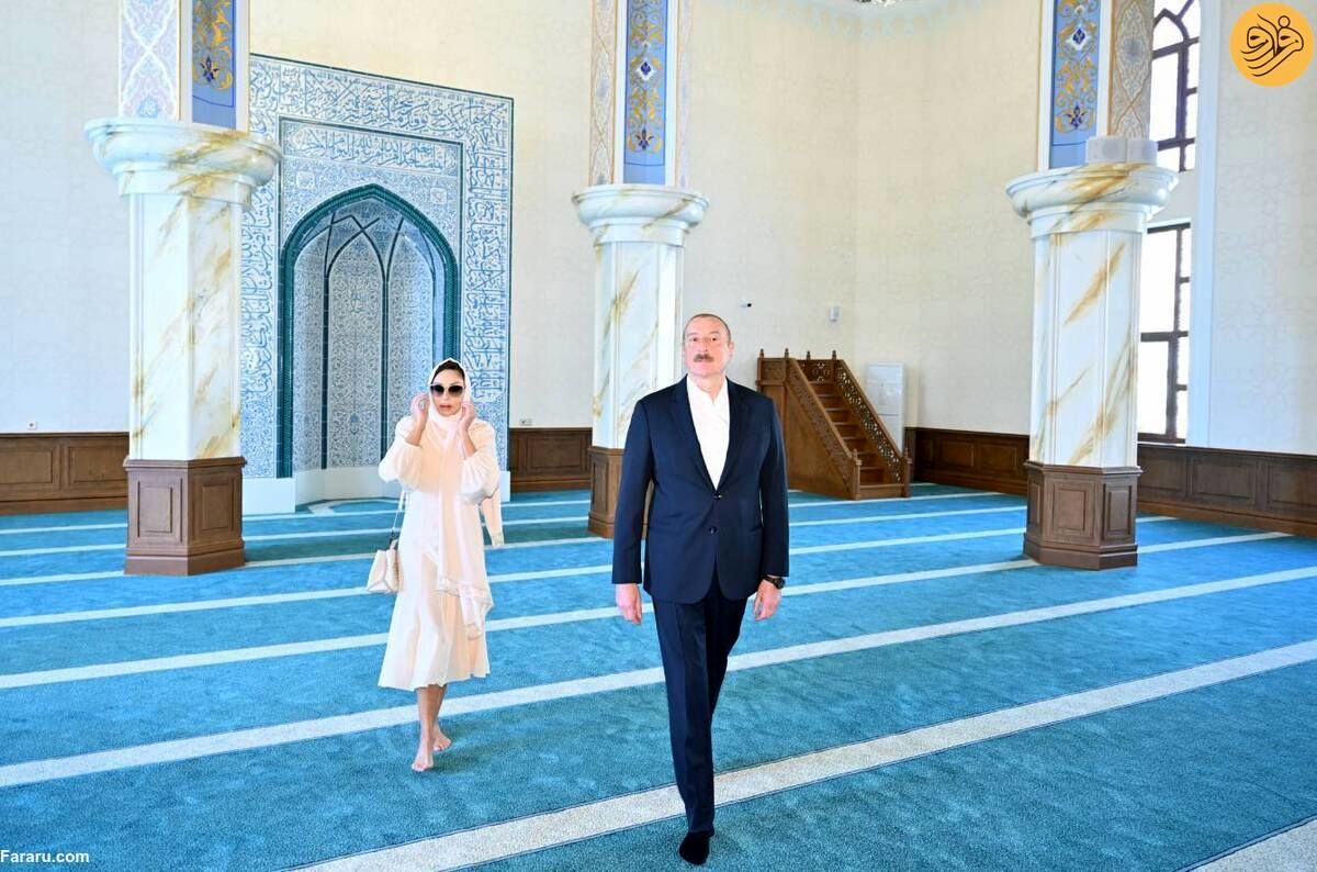 پوشش متفاوت همسر رئیس جمهوری در یک مسجد