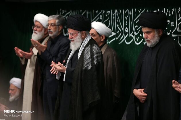 عزاداری شب عاشورا در حسینیه امام خمینی با حضور رهبری، قاسم سلیمانی، مقتدی صدر، احمدی‌نژاد