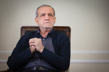 آقای پزشکیان!همانطور که شجاعانه تفاهم نامه را امضا کردید، در مقابل حنگ طلبان داخلی که در ناز و نعمت زندگی می کنند هم بایستید/ وسوسه‌های افراطیون داخلی بزرگ‌ترین تهدید است