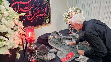 عکسی از بوسه سعید جلیلی بر لباس نظامی شهید سردار سلامی