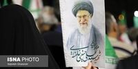 عکسی از پدر نوه ۱۴ ماهه رهبر شهید در لحظات اقامه نماز بر پیکر دخترش