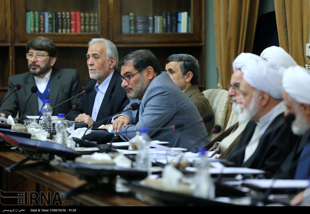 احمدی نژاد در جلسه امروز مجمع تشخیص مصلحت کنار چه کسی نشست؟ + عکس