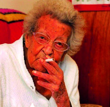 زنی که ۹۵ سال سیگار می‌کشید یک شبه آن را ترک کرد