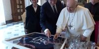 هدیه عجیب نخست وزیر فرانسه به پاپ/ پیراهن مسی به کلیسا رفت