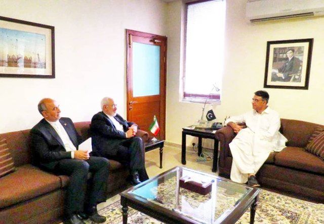 ظریف با وزیر اقتصاد پاکستان دیدار و گفت‌وگو کرد