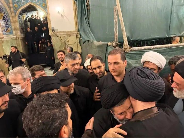 عکس: فرزند رهبر شهید انقلاب در آغوش سیدحسن خمینی