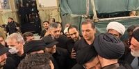 عکس: فرزند رهبر شهید انقلاب در آغوش سیدحسن خمینی