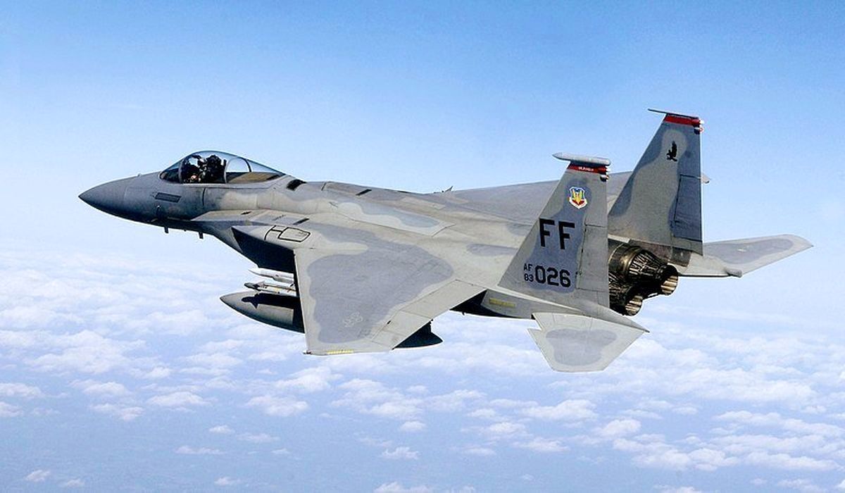 سوخت‌گیری خلبان زن جنگنده F15 در آسمان+ فیلم
