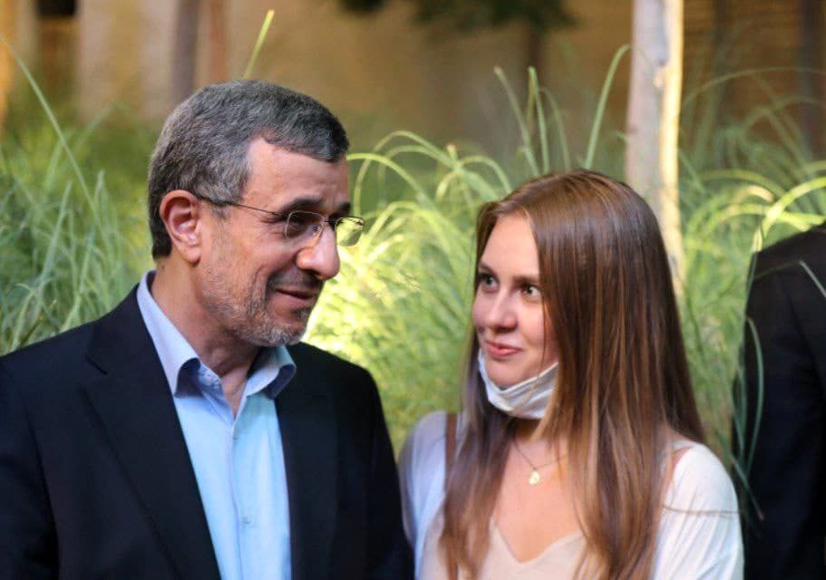 گفتگوی احمدی نژاد با مدیر پاویون اسرائیل/ داوری عکس رو کرد