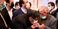 بوسه وزیر بر دست مرمتگر گنبد سلطانیه+عکس