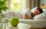 فواید باورنکردنی خوردن یک سیب قبل از خواب/ از تنظیم خواب تا پاکسازی روده ها و ....