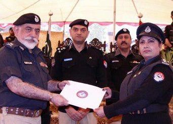اولین فرمانده زن پلیس پاکستان + عکس