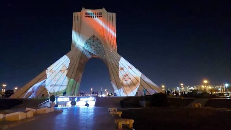 نورپردازی برج آزادی با تصاویر رهبران انصارالله/ نمایش پرچم یمن+ عکس