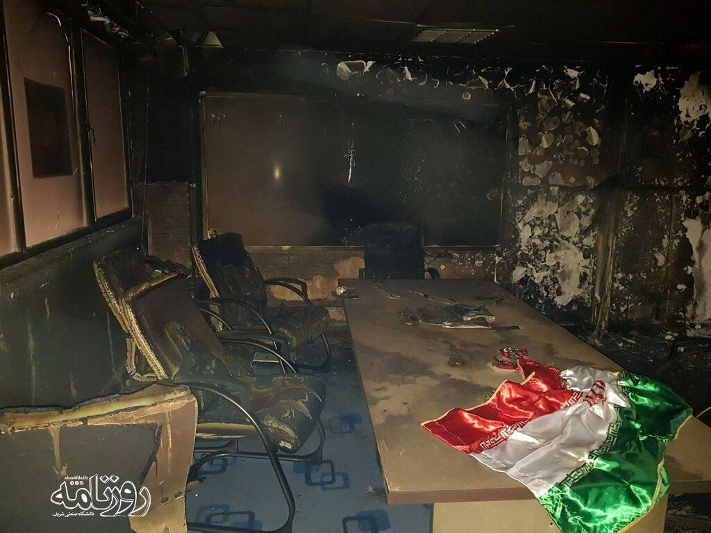 آتش سوزی در دانشگاه شریف/ دفتر بسیج دانشجویی در آتش سوخت+ تصاویر