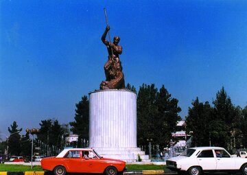 عکس تنها مجسمه باقیمانده از پهلوی اول در تهران