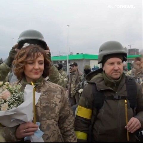 ازدواج زوج اوکراینی وسط جنگ با لباس نظامی+ عکس 