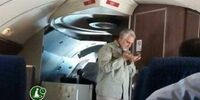  نماز اول وقت سردار قاسم سلیمانی در داخل هواپیما + عکس