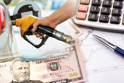 افزایش قیمت بنزین، مسیر حرکت نقدینگی را تغییر می‌دهد؟ | گلوانی: گرانی بنزین یک شوک موقت تورمی ایجاد می‌کند نه تورم 150 درصدی!