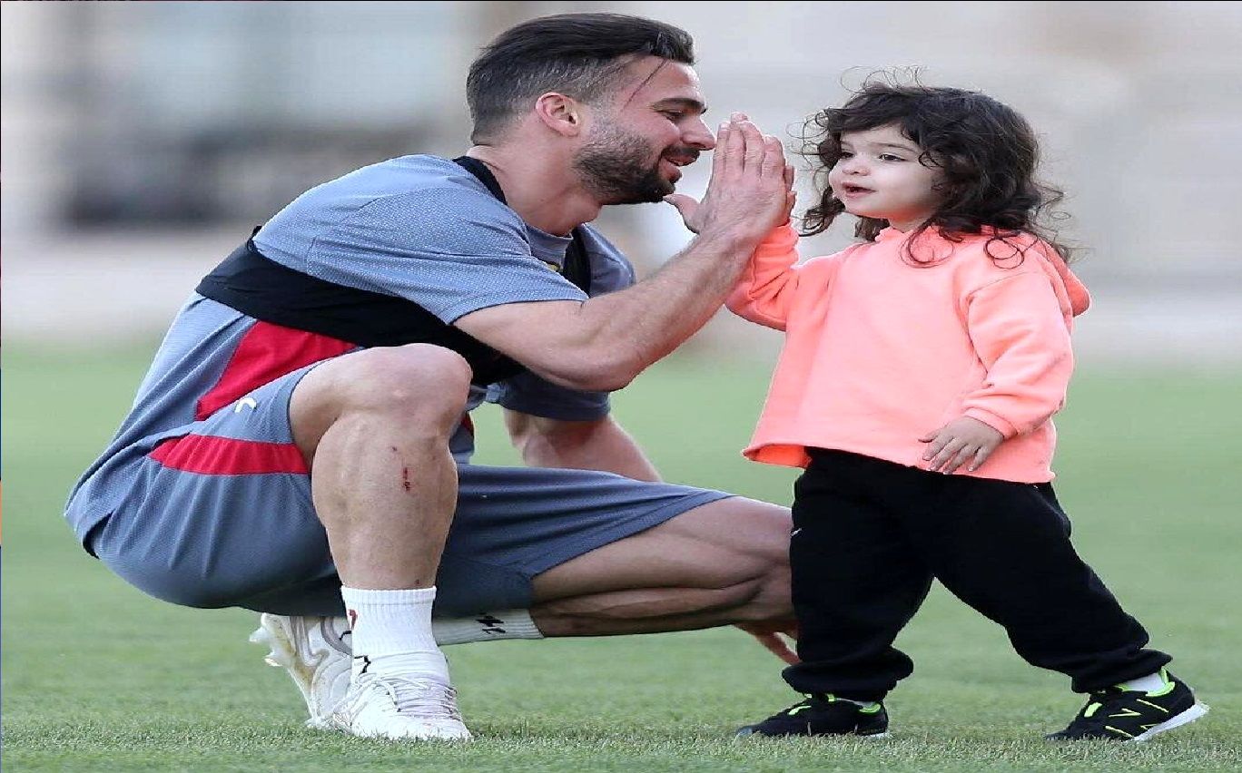 دختر بانمکی که مهمان ویژه تمرین پرسپولیس بود + عکس