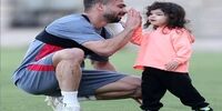 دختر بانمکی که مهمان ویژه تمرین پرسپولیس بود + عکس