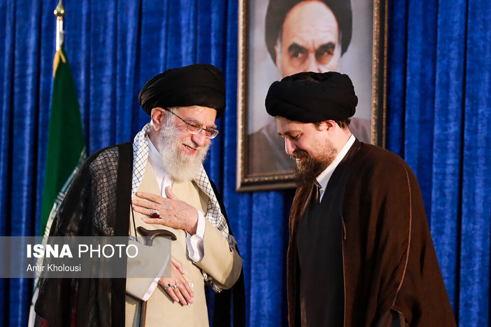 دیدار رهبری و سید حسن خمینی در حاشیه مراسم ارتحال امام (عکس)
