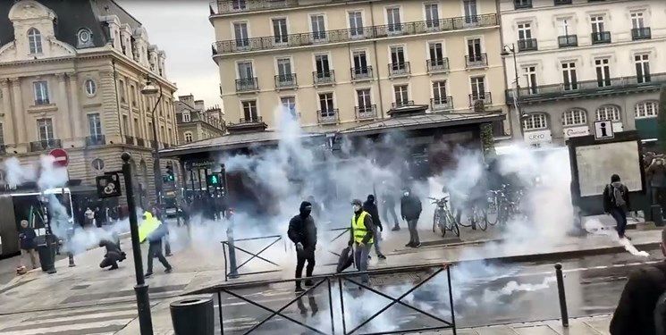 درگیری مأموران فرانسوی با معترضان با گاز اشک‌آور