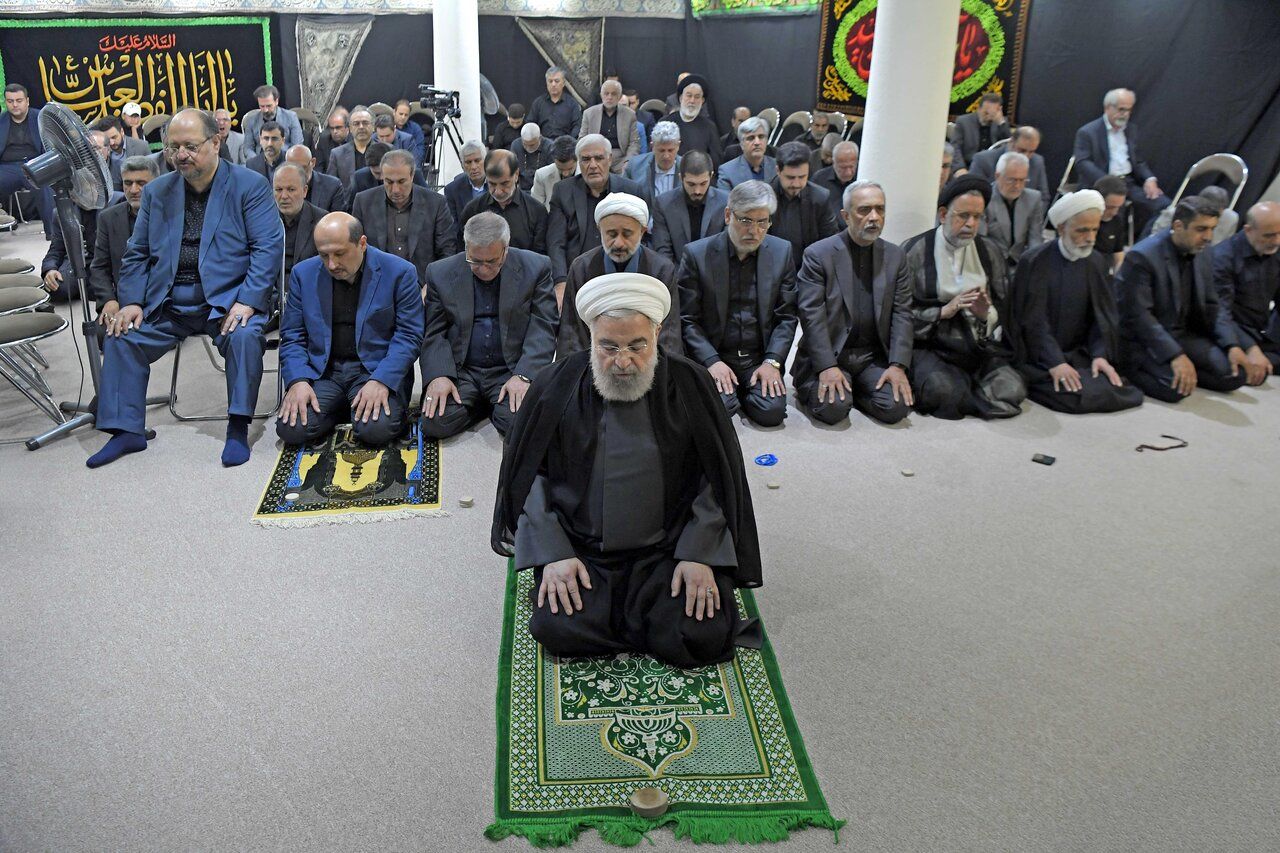 عکسی دیده نشده از نماز خواندن حسن روحانی در یک مراسم