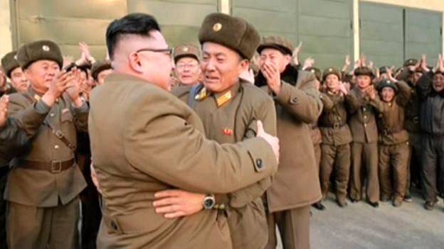 رهبر کره شمالی به چه کسی کولی داد؟ + عکس