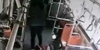 ضرب و شتم وحشیانه یک کودک در مترو! + فیلم