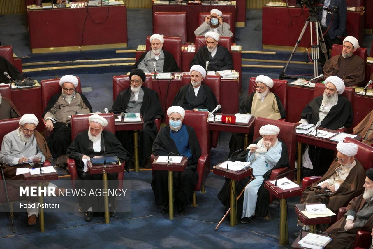عکسی از حسن روحانی در مجلس خبرگان