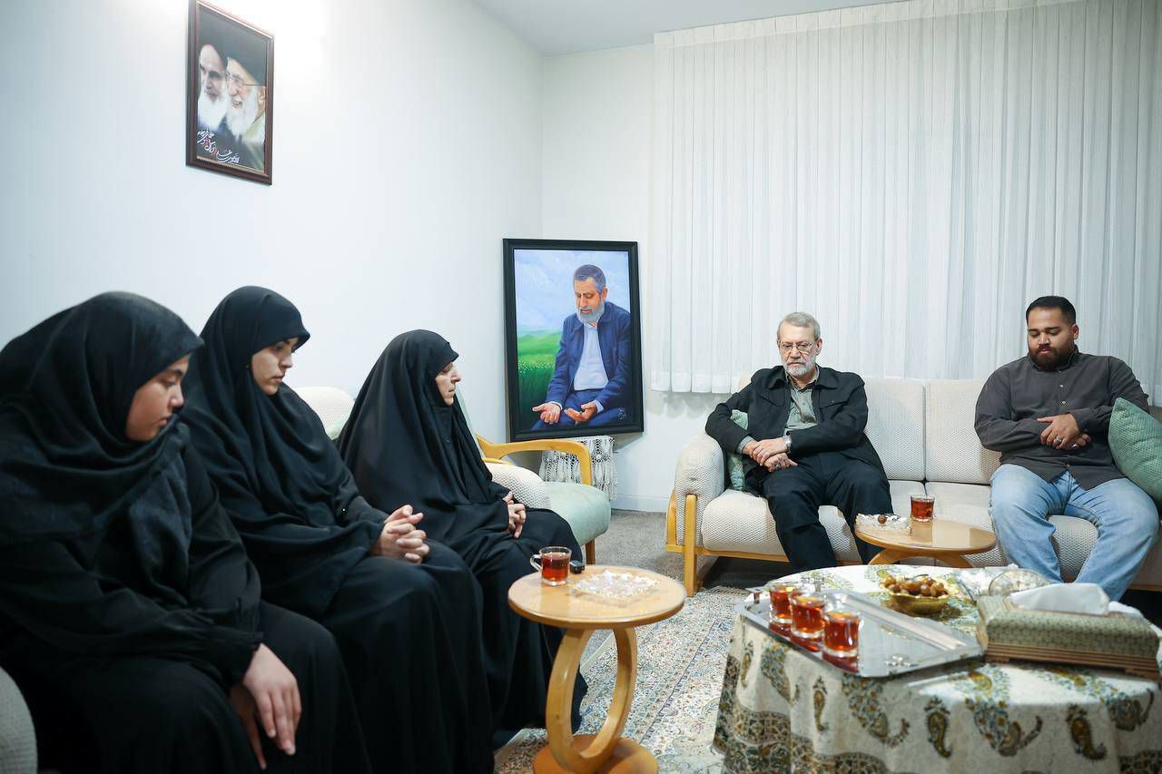 حضور علی لاریجانی در منزل خانواده شهید حاج رمضان + عکس