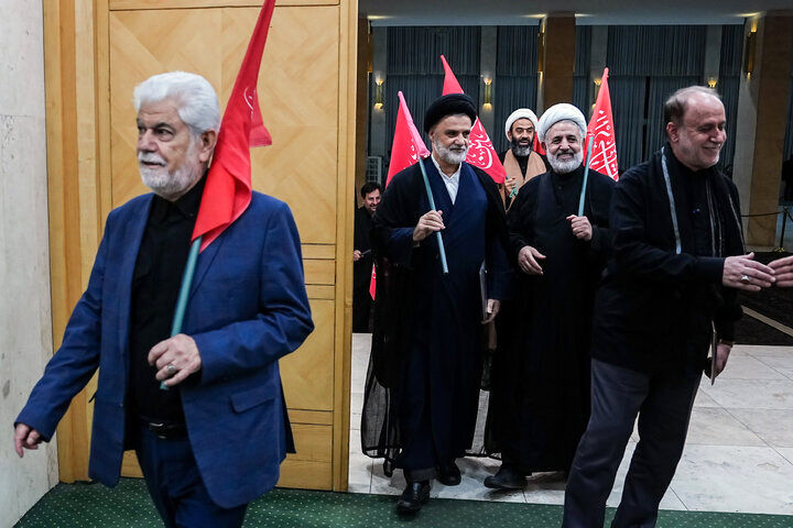 نمایندگان پرچم به دوش وارد صحن شدند/ قالیباف نیامد، حاجی بابایی رئیس جلسه شد+ تصاویر