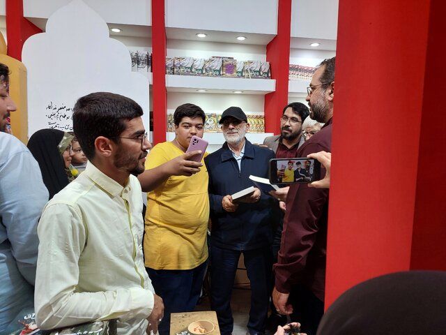 بازدید سردار قاآنی از نمایشگاه کتاب و رونمایی از یک کتاب