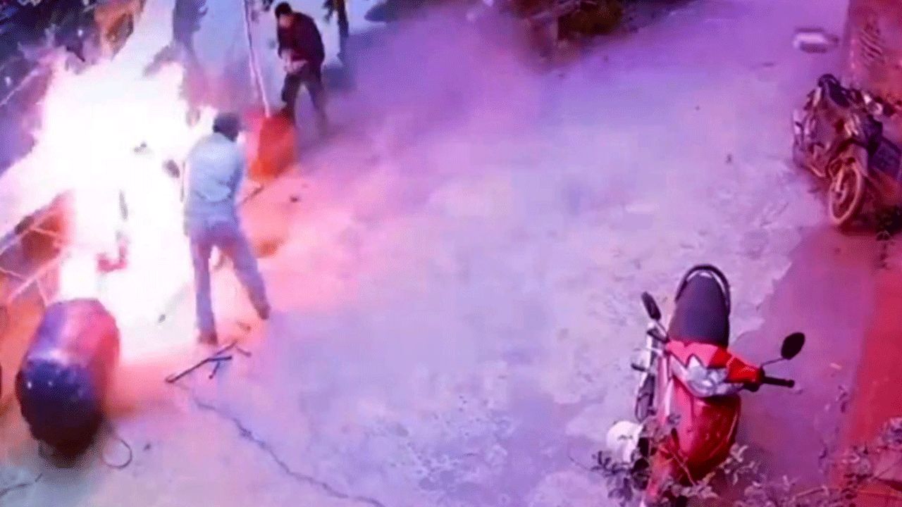 آتش گرفتن مرد جوان در انفجار یک بشکه هنگام جوشکاری + فیلم