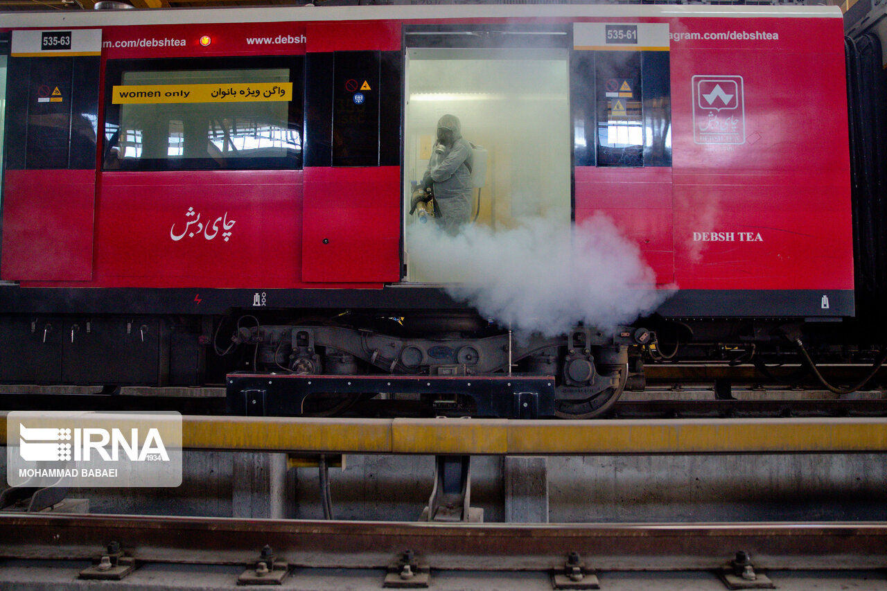 توقف یک قطار شهری در خط چهار متروی تهران

