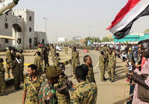 رکب نیروهای امنیتی سودان به رهبر معترضان