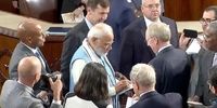 صف‌کشی اعضای کنگره آمریکا برای گرفتن سلفی و امضا از نخست وزیر هند! + عکس
