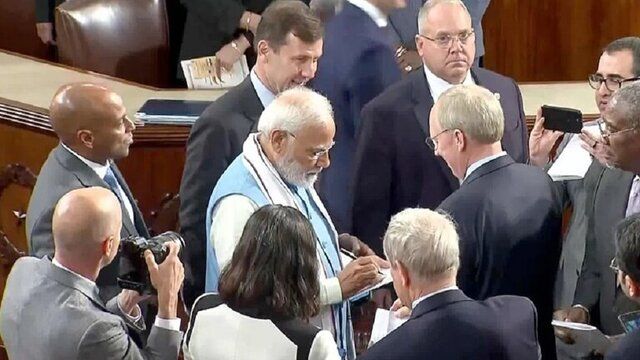 صف‌کشی اعضای کنگره آمریکا برای گرفتن سلفی و امضا از نخست وزیر هند! + عکس