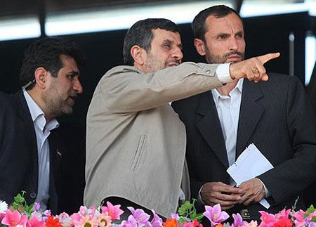بقایی آمد تا احمدی نژاد بماند