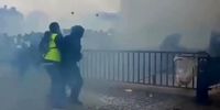 حمله خشونت‌آمیز معترضان فرانسوی به نیروهای پلیس