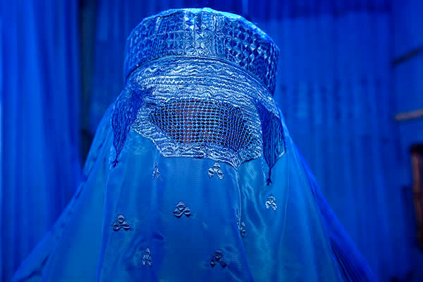 زنان افغان دیگر حق استفاده از چه پوششی را ندارند؟