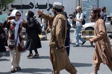 اقدام عجیب طالبان درباره زنان گردشگر خارجی! + عکس