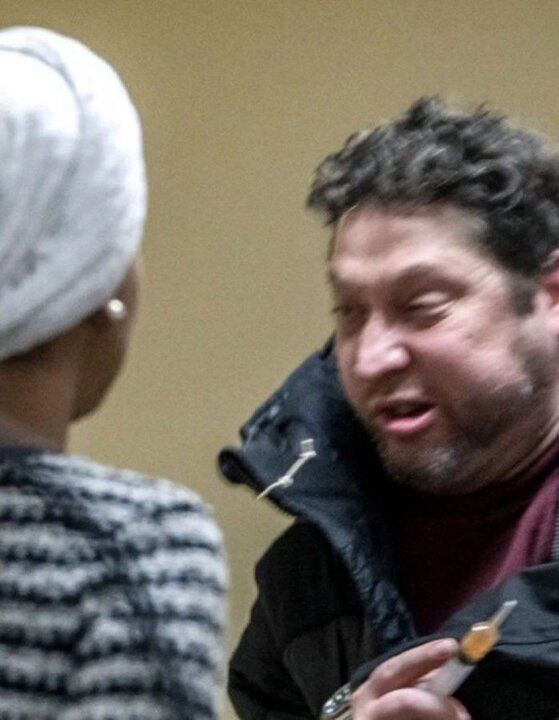  لحظه حمله به نماینده منتقد دولت ترامپ با سرنگ! + عکس