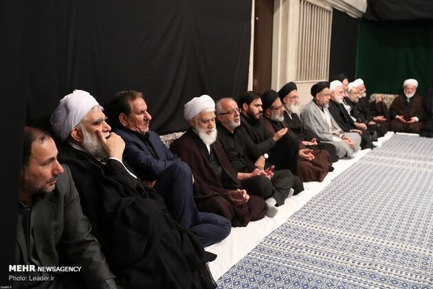 عزاداری شب عاشورا در حسینیه امام خمینی با حضور رهبری، قاسم سلیمانی، مقتدی صدر، احمدی‌نژاد