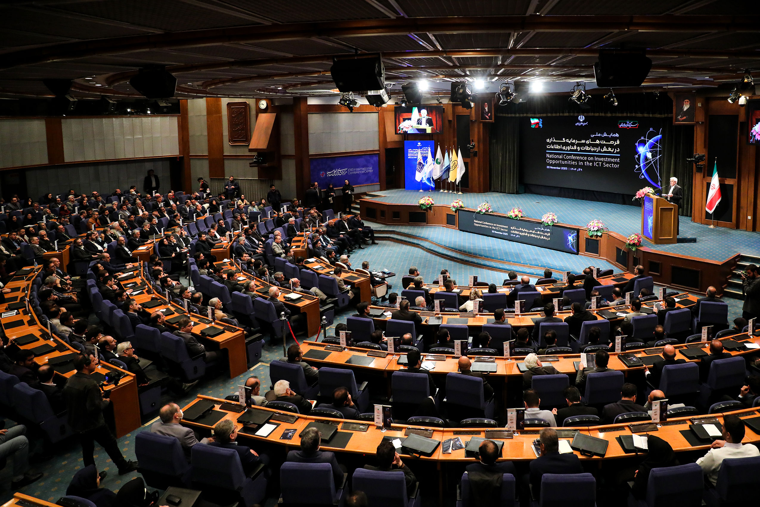 عارف: می‌توانیم ایران را به هاب منطقه فناوری اطلاعات و ارتباطات تبدیل کنیم / آینده اقتصاد ایران، دیجیتال است / امروز اولویت امنیت سایبری با بخش خصوصی است