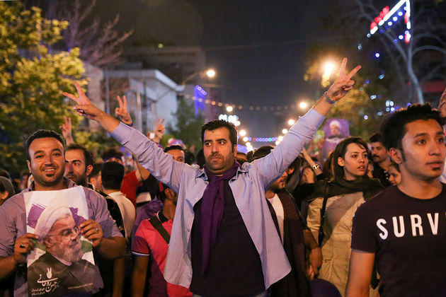 جشن و شادی مردم تهران برای پیروزی حسن روحانی